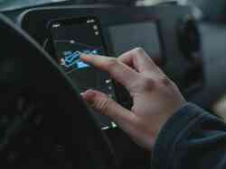 Eine Person bedient die Navigation auf einem Smartphone.