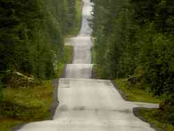 Ein hügeliger Straßenverlauf.