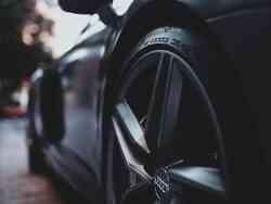 Seitliche Nahaufnahme eines Audis mit Blick auf den Reifen.