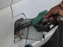 Nahaufnahme, wie ein Auto getankt wird.