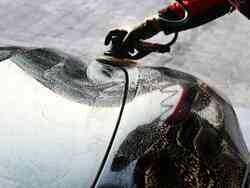 Ein Auto wird mit einem Poliergerät geschliffen.