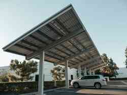 Überdachter Parkplatz