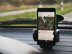 Ein Smartphone wird im Auto als Navigation verwendet.