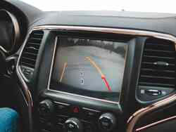 Rückfahrkamera eines Autos, die beim Einparken unterstützt.