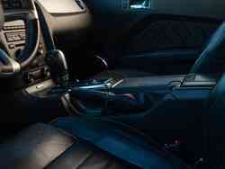 Seitliche Innenraumansicht eines Fahrzeugs mit Fokus auf Mittelkonsole