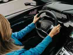 Eine Frau fährt einen Audi.