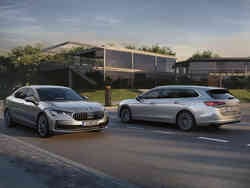 Zwei Škoda Superb parken nebeneinander