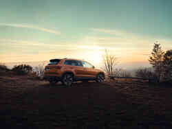 Seitliche Ansicht des Škoda Karoq vor einem Sonnenuntergang