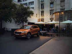 Ein Škoda Karoq parkt vor einem Lokal