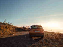 Heckansicht des Škoda Karoq vor einem Sonnenuntergang