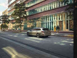 Seitliche Heckansicht eines Škoda Superb, der durch eine Stadt fährt