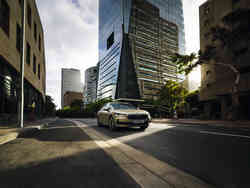 Dynamische Frontansicht eines Škoda Superb, der durch eine Stadt fährt