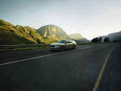 Ein Škoda Superb fährt eine Straße entlang