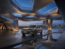 CUPRA Formentor parkt in einem futuristischen Gebäude