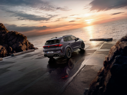 Seitliche Heckansicht des CUPRA Terramar mit Meerblick