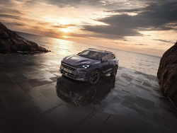 Seitliche Frontansicht des CUPRA Terramar mit Meerkulisse im Hintergrund