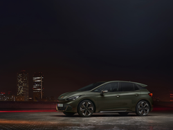 Seitenansicht des CUPRA Born in einer dunklen Umgebung