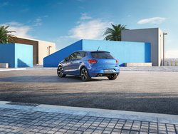 Heckansicht eines blauen SEAT Ibiza, der vor einem Gebäude parkt