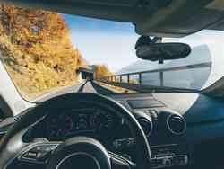 Blick auf Cockpit und Fahrbahn aus Fahrerperspektive