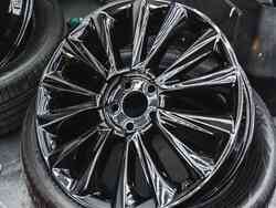 Felgen liegen auf einem Reifen.