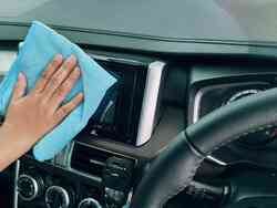 Person wischt Innenraum eines Fahrzeugs ab