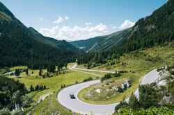 Auto fährt auf Alpenstraße.