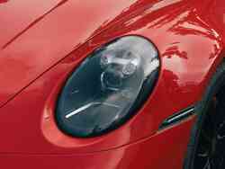 Nahaufnahme von Porsche-Scheinwerfern