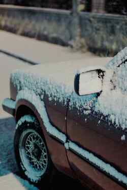Ein mit Schnee bedecktes Auto.