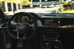 Cockpit eines Audis aus Fahrerperspektive