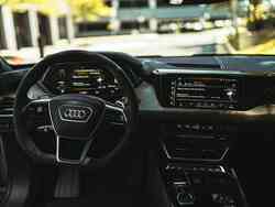 Cockpit eines Audis aus Fahrerperspektive