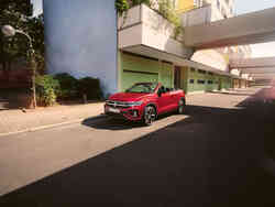 rotes T-Roc Cabriolet parkt am Straßenrand