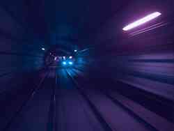 Eine U-Bahn fährt ihre Strecke durch den U-Bahn-Tunnel. Die Lichter im Tunnel und des Zugs erleuchten den Tunnel. Eine U-Bahn fährt ihre Strecke durch den U-Bahn-Tunnel. Die Lichter im Tunnel und des Zugs erleuchten den Tunnel.