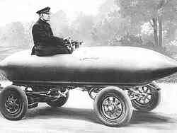 Schwarz-weiß Bild von Camille Jenatzky, dem ersten Menschen, der sich mit einer Geschwindigkeit von mehr als 100 km/h fortbewegte in einem Fahrzeug.