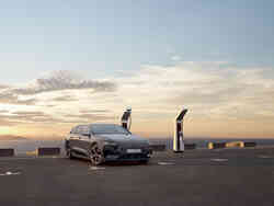 Audi A6 e-tron lädt an Ladesäule