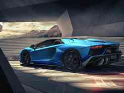 Ein blauer Lamborghini parkt in einer Einfahrt.