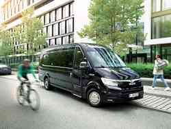 Ein schwarzer Man TGE Coach parkt gerade von einem Parkplatz aus.