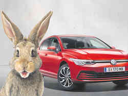 Roter VW Golf Rabbit mit einem Hasen im Vordergrund