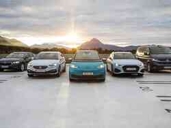 Mehrere Porsche Fahrzeuge auf einem Parkplatz von vorne fotografiert