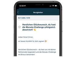 Smartphone mit Chatverlauf, in dem es um die Monats-Challenge geht