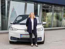 Stefanie Winzl vor einem weißen VW iD Stefanie Winzl vor einem weißen VW iD