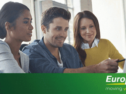 Vier Personen sitzen vor einem Laptop. Unten am Bild ist eine grüne Zeile mit dem Europcar Logo.