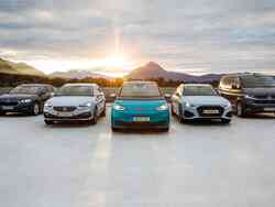 In einer Reihe stehen fünf Fahrzeuge in wie folgt nebeneinander: ein schwarzer Skoda, ein weißer Seat, ein blauer VW, ein weißer Audi und ein schwarzer VW Bus.