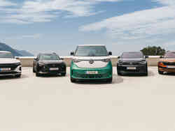 Eine Flotte aus fünf verschiedenen Automodellen steht nebeneinander aufgereiht