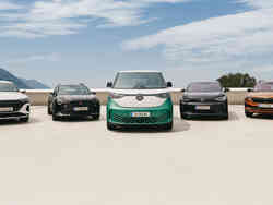 Eine Flotte aus fünf verschiedenen Automodellen steht nebeneinander aufgereiht