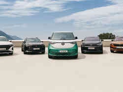VW DAY 1 07 20233516 Eine Flotte aus fünf verschiedenen Automodellen steht nebeneinander aufgereiht