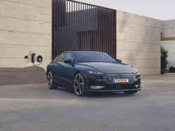 Seitliche Frontansicht eines Audi A6 Sportback e-tron