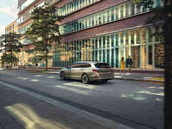 Seitliche Heckansicht eines Škoda Superb, der durch eine Stadt fährt