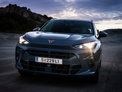 cupra-terramar-von-vorne-mit-eingeschalteten-scheinwerfern CUPRA Terramar von vorne mit eingeschalteten Scheinwerfern