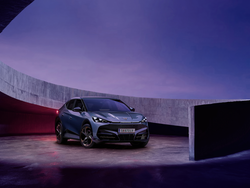 cupra-tavascan-parkt-vor-einer-runden-auffahrt CUPRA Tavascan parkt vor einer runden Auffahrt