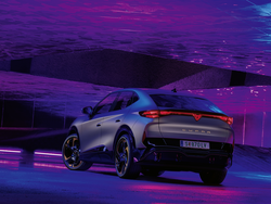 heckansicht-des-cupra-tavascan-in-einer-violett-beleuchteten-umgebung Heckansicht des CUPRA Tavascan in einer violett beleuchteten Umgebung